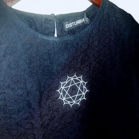 *NWT* Disturbia Broderie Boxy Fit Tee - Picture 2 of 3